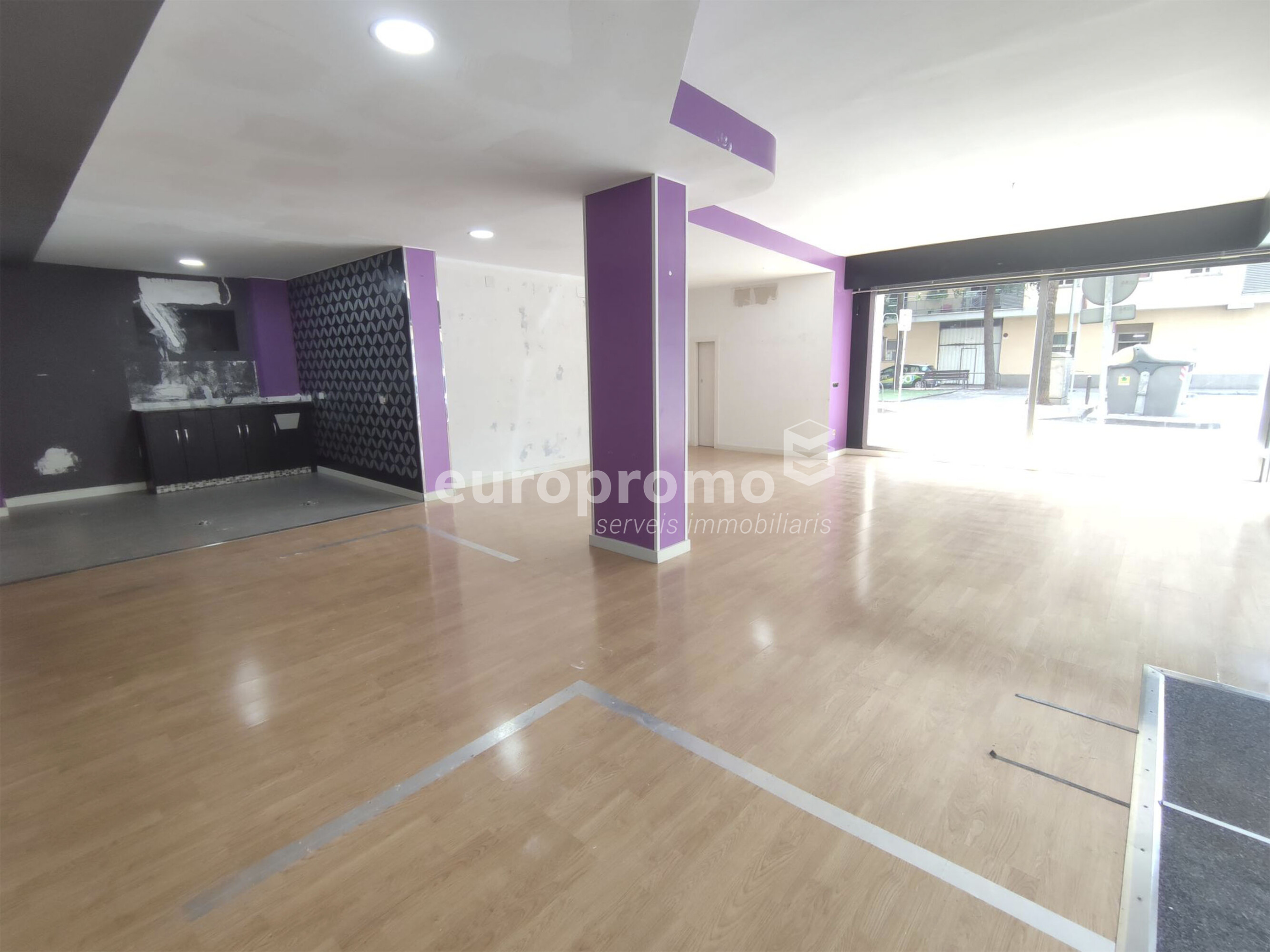 Local esquinero de 76m2 con 14 metros lineales de fachada situado en la zona  en Santa Eugènia